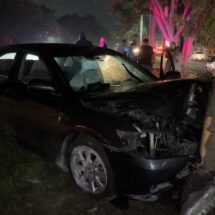 FRENTE AL PARQUE METROPOLITANO DESTROZÓ SU CAMRY CONTRA UN ÁRBOL