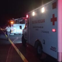 BOMBEROS Y CRUZ ROJA ATIENDE PERSONA LESIONADA EN VOLCADURA 