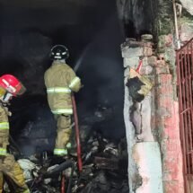 LENGÜETAZOS DE LUMBRE SALÍAN DE UNA CASA