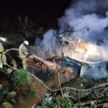 VEHÍCULO SE INCENDIA AL VOLCAR Y SE LLEVAN LAS LLANTAS