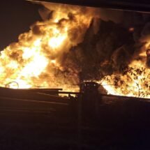 Bomberos de Nayarit atienden reporte de un incendio de una bodega de materiales, ubicada en la localidad de Jarretaderas, del municipio de Bahía de Banderas.