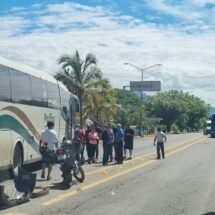 Por la carretera federal 200, altura de la localidad de las Varas municipio de Compostela se registró un hecho de tránsito donde participó un autobús de la línea del Pacífico y un vehículo atendiendo el reporte de las autoridades del lugar.