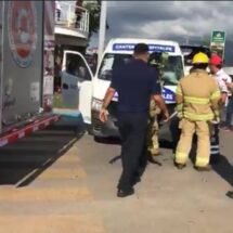 4 LESIONADOS EN CHOQUE DE COMBI Y CAMIÓN URBANO