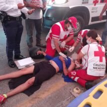 BRINDA ATENCIÓN A TRES PERSONAS LESIONADAS EN UN ACCIDENTE 