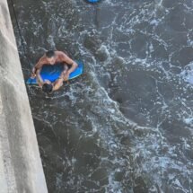 JOVEN NO PODÍA SALIR DEL AGUA GUARDAVIDAS LOGRARON RESCATARLO