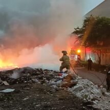 Bomberos de Estado sofocan quema de basura y sácate seco por la calle Ferrocarril y calle Egipto, zona utilizada como tiraderos de la altura de la colonia Díaz Ordaz en Tepic.