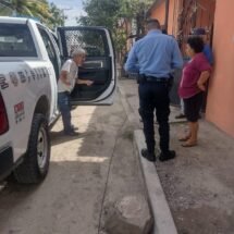 Entrega SSPC sano y salvo a una persona de la tercera edad desorientada 