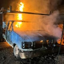 Sofocan Bomberos de Nayarit el incendio de una camioneta en el municipio de San Blas