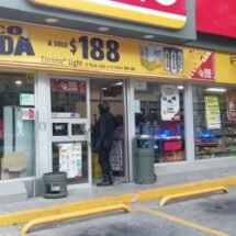 CACOS A TUBAZOS DAN CRISTALAZO EN TIENDA OXXO