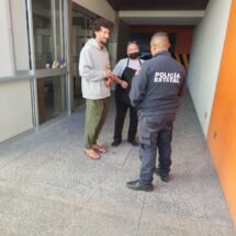 POLICÍA ESTATAL ENTREGA CELULAR EXTRAVIADO A TURISTA EN LA CIUDAD DE TEPIC 