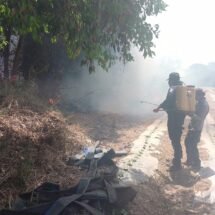 Sofocan Policía Estatal y ciudadanos incendio en colonia Barrio de Chila en Compostela