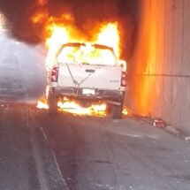 Sofoca Bomberos de Nayarit incendio en pickup en el libramiento carretero de Tepic