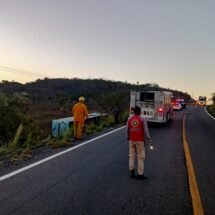 Atiende Bomberos de Nayarit reporte de volcadura de autobús en Acaponeta