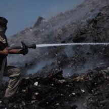 Combate al incendio lleva 100 horas sin parar por parte de Bomberos de Tepic