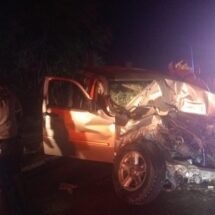 Rescatan Bomberos de Nayarit a un masculino en un accidente vehicular en la carretera Federal 15