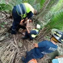 Rescatan Bomberos de Nayarit a incursionista lesionado en el municipio de Compostela