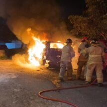 Atiende SSPC reporte de incendio de vehículo en la capital nayarita