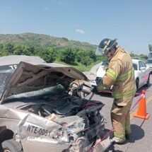 Atienden Bomberos de Nayarit un hecho de tránsito en el municipio de Tecuala