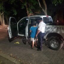 Brinda Policía Estatal Turística apoyo ciudadano en playa Rincón de Guayabitos