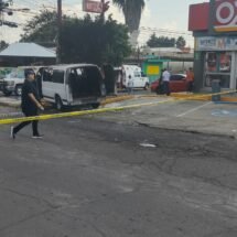 Sofocan Bomberos de Nayarit un vehículo siniestrado en la capital nayarita