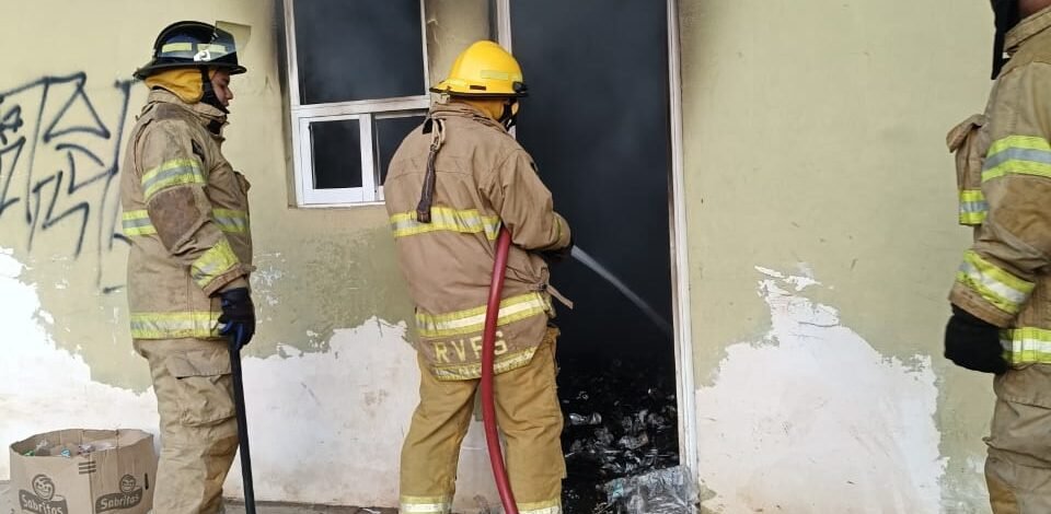 Extinguen Bomberos de Nayarit un incendio en el municipio de Compostela